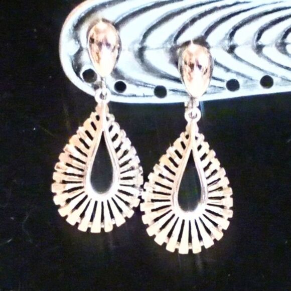 Vintage Crown Trifari Silver Tone Drop Clip On Earrings - Picture 1 of 5